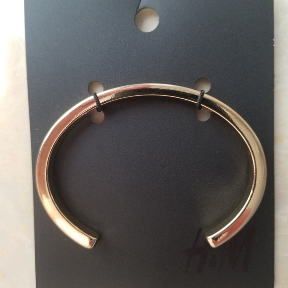 H&M Jewelry - 💮5/$20 Gold Cuff bracelet